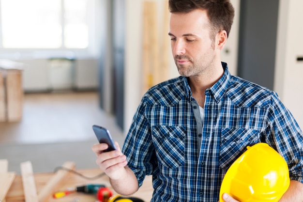 construction-worker-with-contemporary-mobile-phone_329181-3761